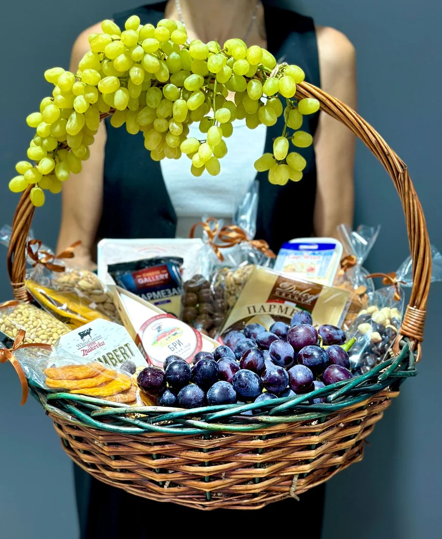 Подарочная корзина с виноградом, сыром, орехами и сухофруктами