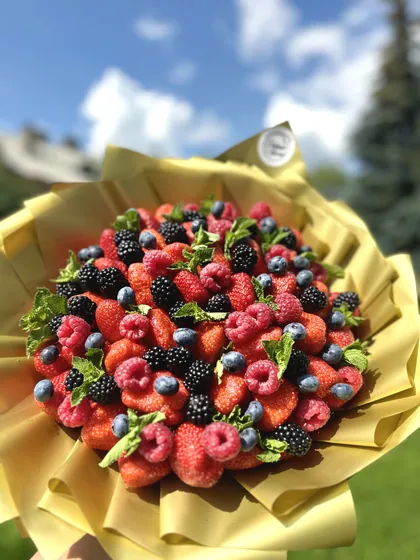 Букет из клубники и  ягод (голубика, ежевика, малина)