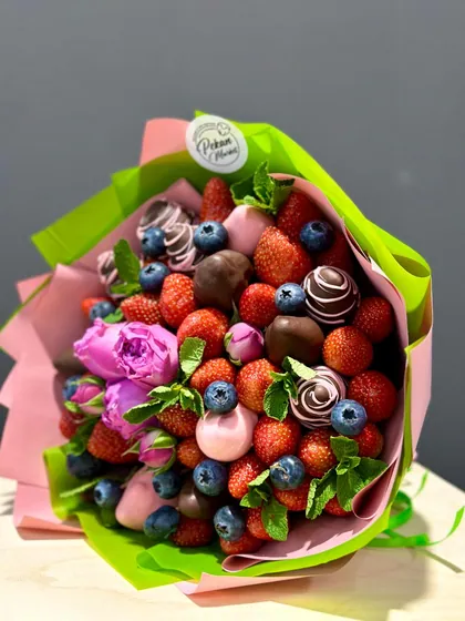 Букет из клубники в шоколаде с ягодами и розой "Ягодный соблазн"