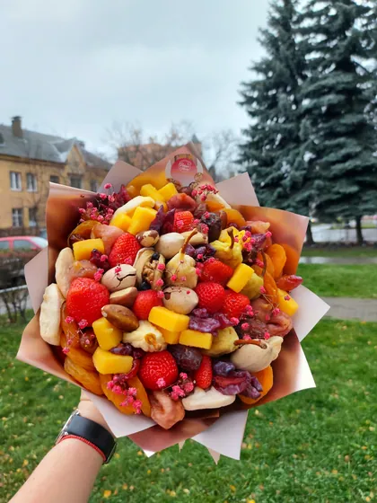 Букет "Клубника с кубиками манго"