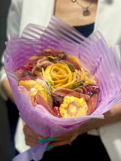 Букет с розой из манго и экзотическими сухофруктами