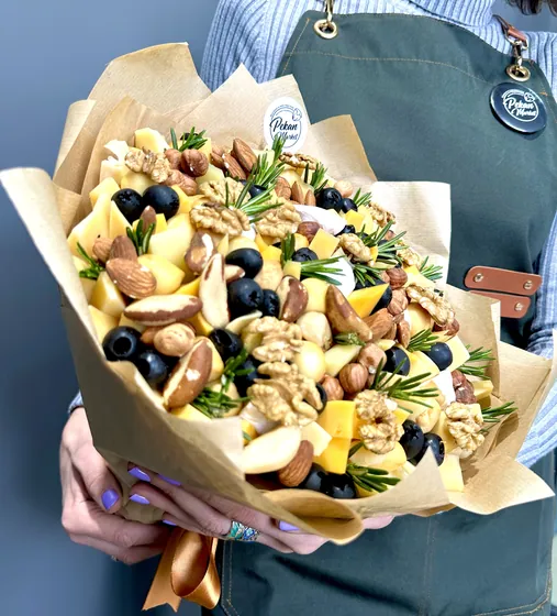 Букет с сыром и орехами