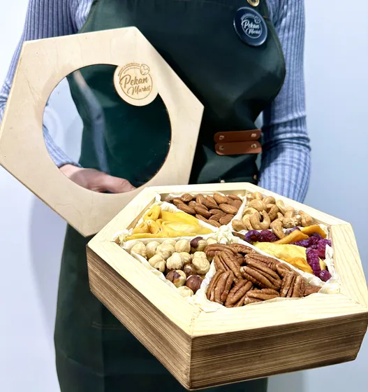 Деревянная шкатулка с орехами и сухофруктами
