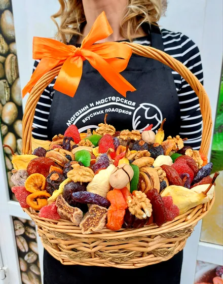 Корзина c сухофруктами