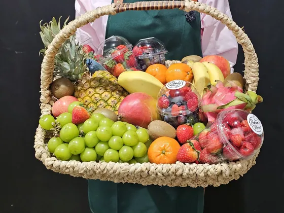 Корзина ягодами и экзотическими фруктами
