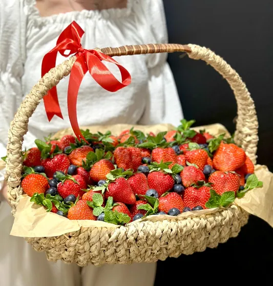 Ягодная Корзина с клубникой, голубикой и мятой