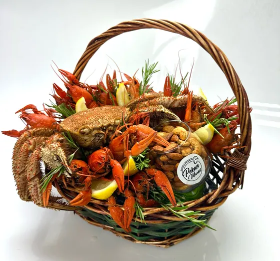 Корзина с крабом, раками и орехами в специях