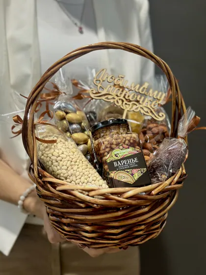 Корзина с орехами и сухофруктами "Любимому Папе"