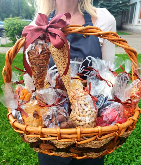 Корзина с орехами и сухофруктами "Полезность вкуса"