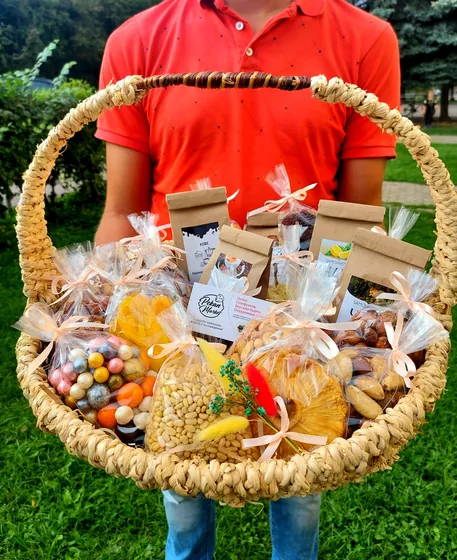 Корзина с орехами и сухофруктами "Разнообразие вкуса"