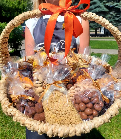 Корзина с орехами и сухофруктами