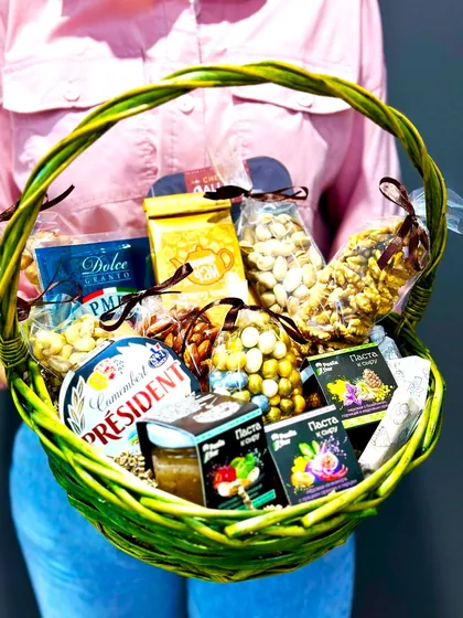 Корзина с сырами, орехами и медовой пастой