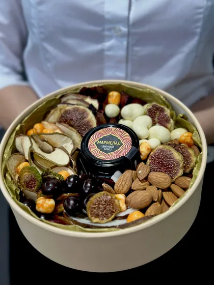 Набор "Ассорти вкуса" с  земляникой в шоколаде