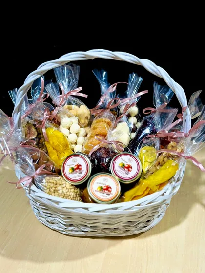 Подарочная корзина с орехами, сухофруктами и вареньем