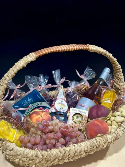 Подарочная корзина с сыром, орехами и сухофруктами,  безалкогольным вином и персиками